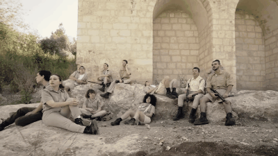 一个微笑，跨越73年：Deepfake「复活」以色列立国之战老照片