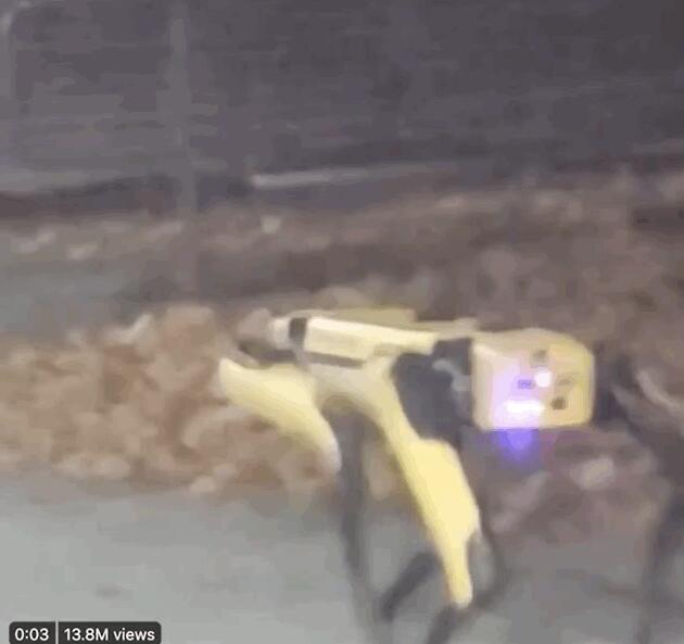 波士顿动力机器狗半夜遛弯儿惊呆路人，还配合拍照，网友：可怕