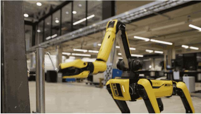 波士顿动力机器狗即将长出手臂，还能自己跑去充电