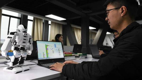 人类战胜不了AI？我们会被机器取代吗？