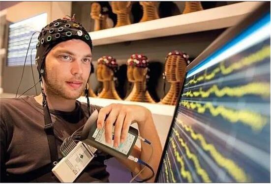 扎克伯格45分钟深度采访：透露下个十年VR和脑机接口野心