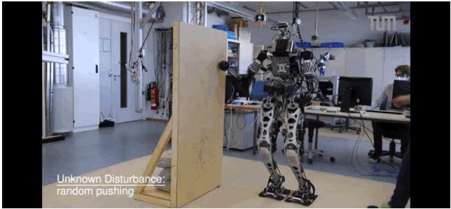 学会扶墙的机器人：没有什么能让我倒下