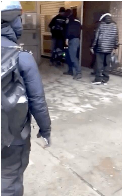 波士顿动力机器狗化身警犬入宅执法，网友：不想生活在《黑镜》里