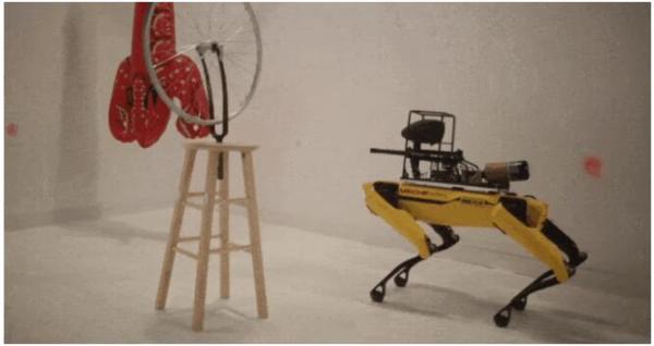 波士顿动力机器狗化身警犬入宅执法，网友：不想生活在《黑镜》里