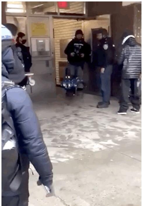 波士顿动力机器狗化身警犬入宅执法，网友：不想生活在《黑镜》里