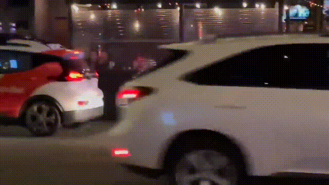 无人出租车被警察截停后逃逸！AI：我当时害怕极了